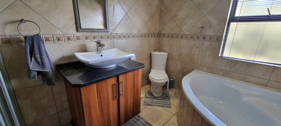 4 Bedroom Property for Sale in Woodland Hills Free State